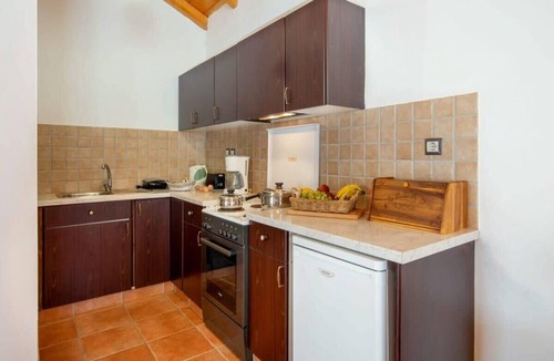 Ieromonachos House | Paxoi Sunny Serenity - Kirki's Studio with Jacuzzi