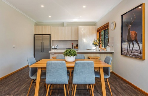 Pelverata House | Peaceful and secluded retreat only 25 minutes from Hobart.