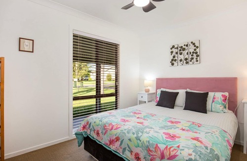 Erowal Bay House | Peaceful Palms - Pet Friendly - 10 Mins to Beach