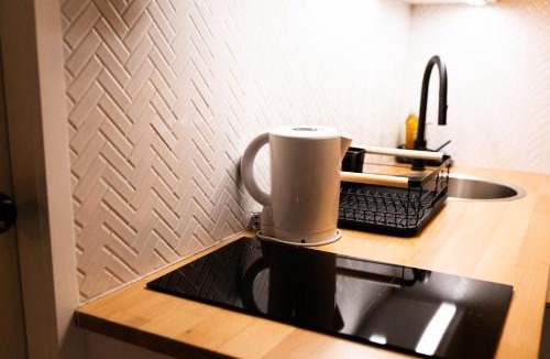 Shailer Park Apartment | Peaceful Studio Close to shops, motorway, national forest & koalas!