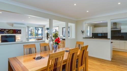 Sanctuary Point House | Peaceful Waterfront, wheelchair accessible - Stunning Location for Family Holiday