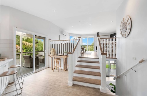 Rye House | PENINSULA RETREAT beach house with views & a pool