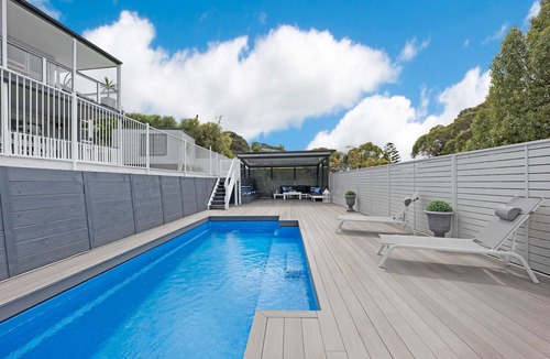 Rye House | PENINSULA RETREAT beach house with views & a pool