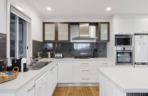 San Remo House | Pennishells by Ready Set Stay- Beach views & WIFI