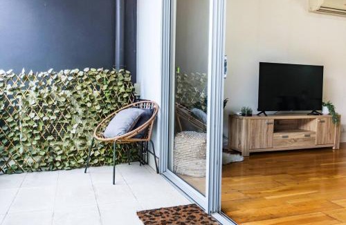 Brunswick Apartment | Penny 2BR Stylish Brunswick Stay with Parking