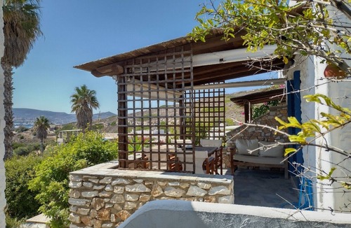 Krotiri House | Perfect family holiday Cottage, walk to the Beach + Pool access