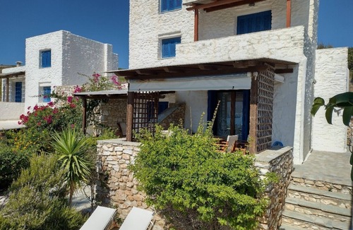 Krotiri House | Perfect family holiday Cottage, walk to the Beach + Pool access