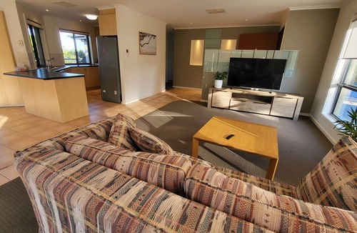 Amaroo House | Perfect family home! Free WiFi, Netflix