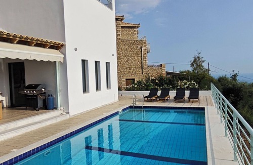 Lefktron House | Perfect Greek Villa at the seaside