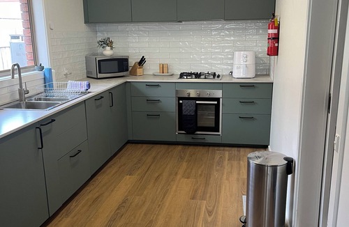 Buninyong Cottage | Perfect retreat in the heart of Buninyong 2 min walk to Red Door Pizza & Lounge