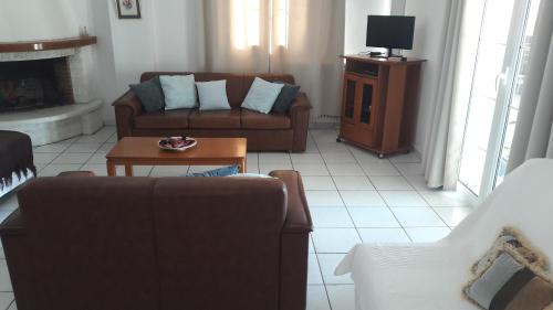 Lavreotiki Villa | Periyali
