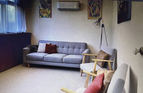 Surrey Hills Apartment | 🐶 PET FRIENDLY : 2 Bedroom Ground level. Private. Trams .Park. Netflix.Pet ok