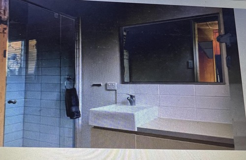 Surrey Hills Apartment | 🐶 PET FRIENDLY : 2 Bedroom Ground level. Private. Trams .Park. Netflix.Pet ok