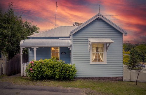 Mount Victoria Cottage | Pet-Friendly Blue Mountains Cottage with Indoor Fireplace