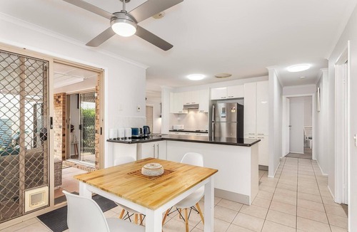 Oxenford House | Pet friendly Gold Coast holiday home, Sleeps 7, 10min walk to 'Wet n Wild'