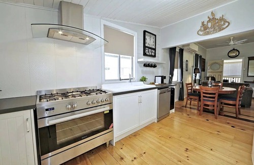 Bundaberg West House | Pet Friendly Near CBD Sleeps 10 Free Wifi Netflix Fullair con Close to Hospital