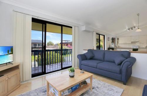 Hawks Nest House | Pet Friendly on Pelican Close to Myall River
