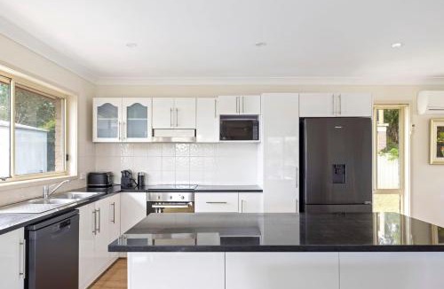 Corlette House | pet friendly - Views- Meters to the Beach & Anchorage Port Stephens
