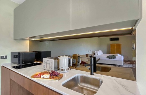 Broke Apartment | Petra @ Cael's Gate - Stylish studio at Cael's Gate Wines