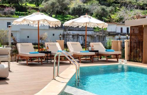 Filaki Villa | Petroktisto Luxury Villa Heated Pool & Jaccuzzi