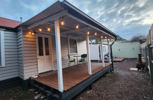 Ferntree Gully Cottage | 'Pickett's Cottage' - Circa 1868 - oldest in Knox, close to Dandenong Ranges.