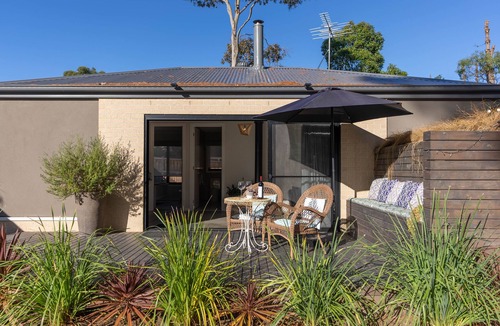 Balnarring Apartment | Pine Beach Guest House in the Heart of Balnarring