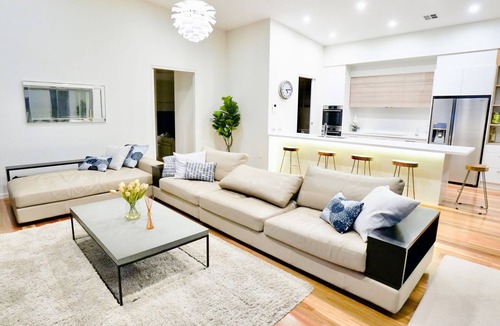 Jindabyne House | Pinecone Lodge - Luxury 4BR Home l EV Charger l Fire Pit l WiFi l BBQ l 4 Car Garage