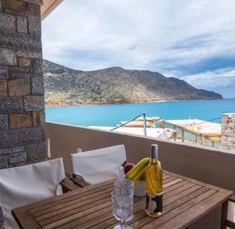Plaka Apartment | Plaka on the water First floor