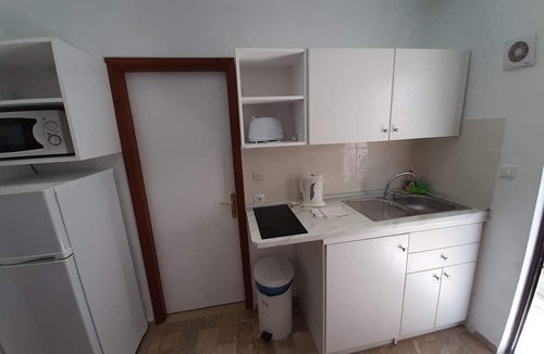 Dafnata Apartment | Pleasing apartment in Mpenitses with terrace