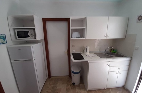 Dafnata Apartment | Pleasing apartment in Mpenitses with terrace