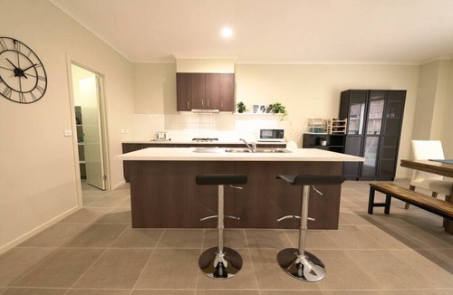 Point Cook House | Point Cook 6 BRM 4-Bathroom House for Big Group
