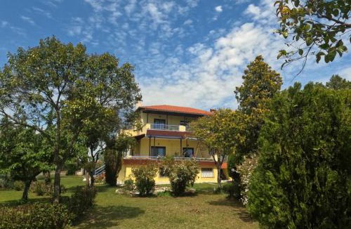 Thermaikos Apartment | Pond and Pines, by nice house by the sea!