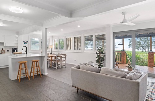 Killarney Vale House | Pool and Spa on the Lakefront with Suite Studio