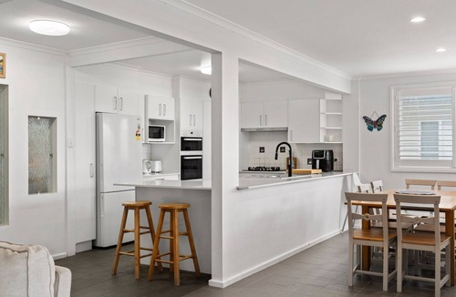 Killarney Vale House | Pool and Spa on the Lakefront with Suite Studio