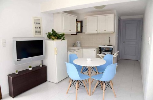Posidonia Apartment | Pool Apartment On Beautiful Syros