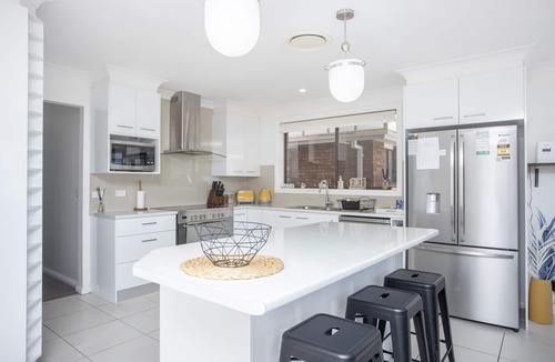 Forster House | Pool house on the canal, private Jetty, Wifi