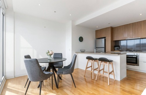 Port Melbourne Apartment | Port Melbourne and a glimpse of the sparkling bay - sleeps 4