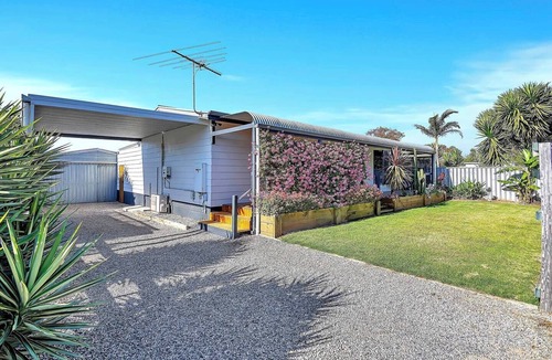 Port Willunga House | Port Parade Poolside BBQs and Modern Beach Living