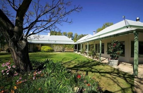 Skurray House | Portee a Murray River Outback Homestead. A picture of outback Australia