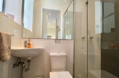 Potts Point Apartment | Potts Point Terrace Apartment with City View