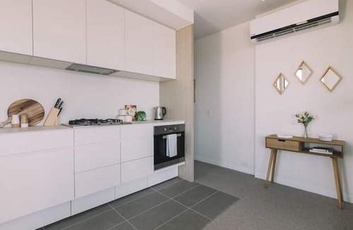 West Melbourne Apartment | Premier Harbor View & Parking near Marvel Stadium