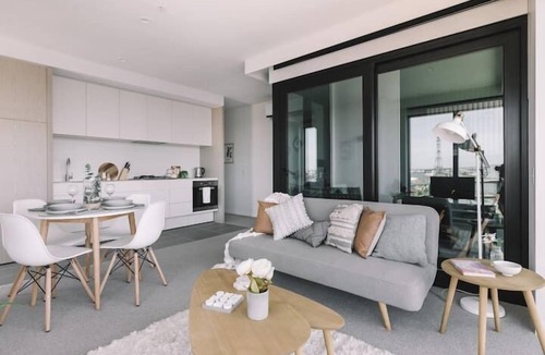 West Melbourne Apartment | Premier Harbor View & Parking near Marvel Stadium