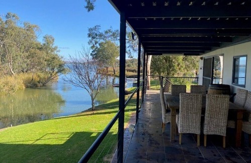 Walker Flat House | Premium Location on the Murray River - Lake Carlet