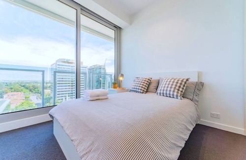 Melbourne Apartment | Pride Fawkner Apt Bay-view 5 Free PARKING+POOL Netflix & Foxtel