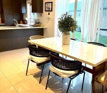 Tranmere House | Private, Central, Sunny Guest Room in Welcoming Home