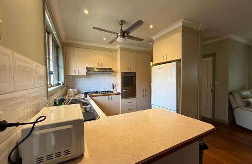 Bentleigh Apartment | Private Ensuite Room| Walk-In Robe | 1min to Train