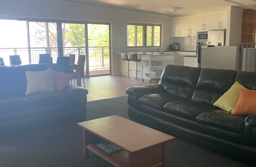 Ebden House | Private property on the Hume Weir - waterfront access. Family and pet friendly