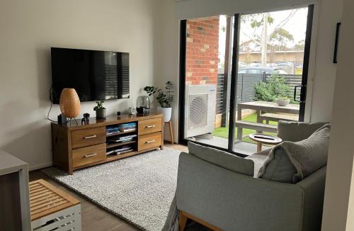 Highton Apartment | Private Room & Ensuite, in hosted-shared Modern 2 bedroom Apartment - full use of all home facilities