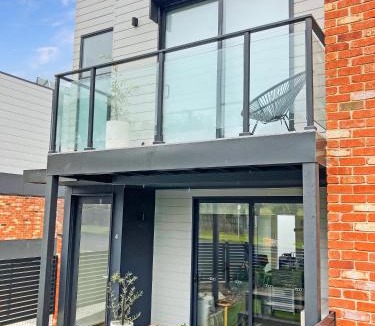Highton Apartment | Private Room & Ensuite, in hosted-shared Modern 2 bedroom Apartment - full use of all home facilities