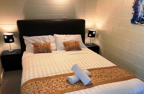Strathmerton House | Private Room with Bathroom and Great Rate